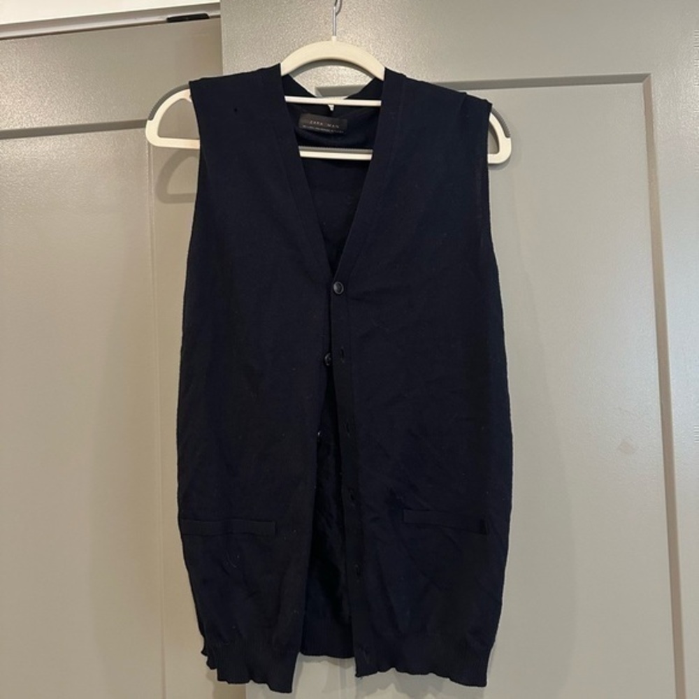 Zara Man 100% Wool Navy Sweater Buttoned Vest Large
Condition 8/10 with a hole